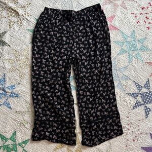 Aeropostale Black Cropped Floral Patterned Pants Sz L